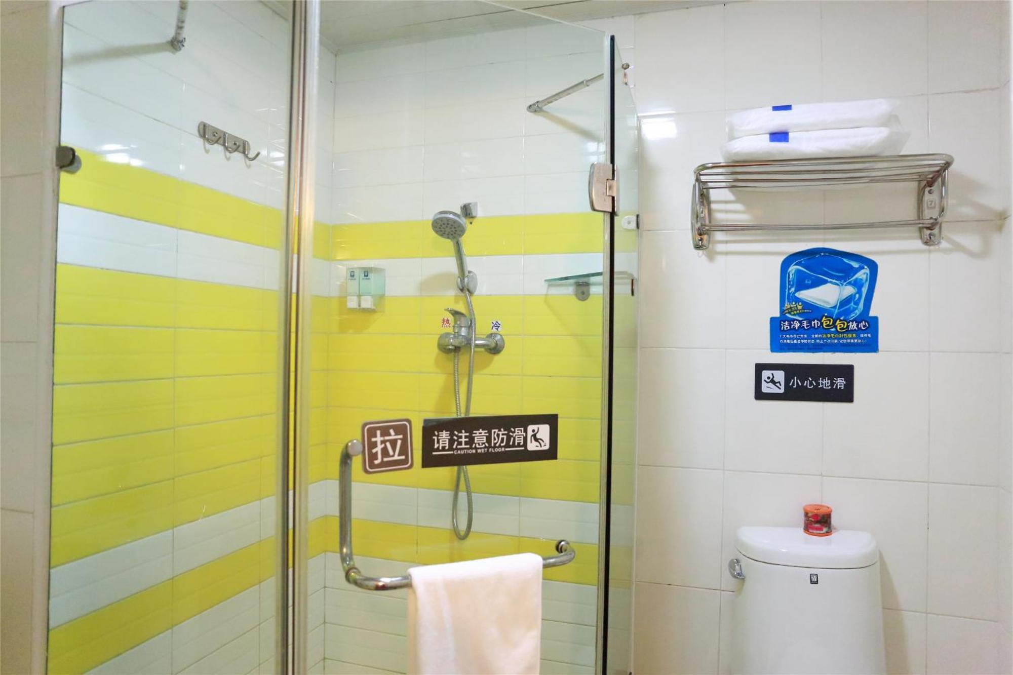 7Days Inn Guangzhou South Railway Station Huijiang Subway Station Екстер'єр фото