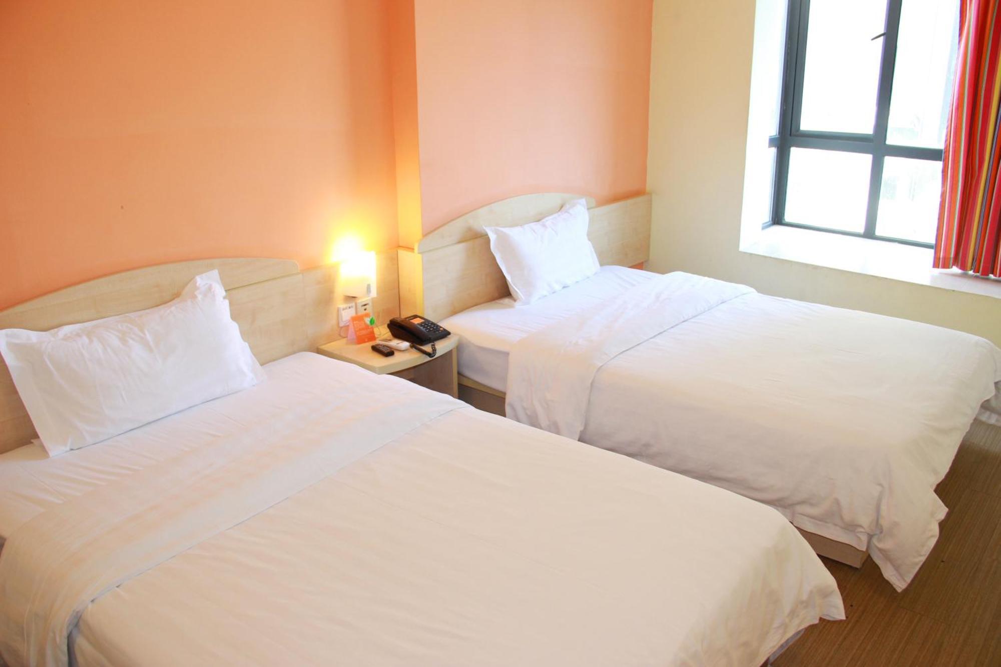 7Days Inn Guangzhou South Railway Station Huijiang Subway Station Екстер'єр фото