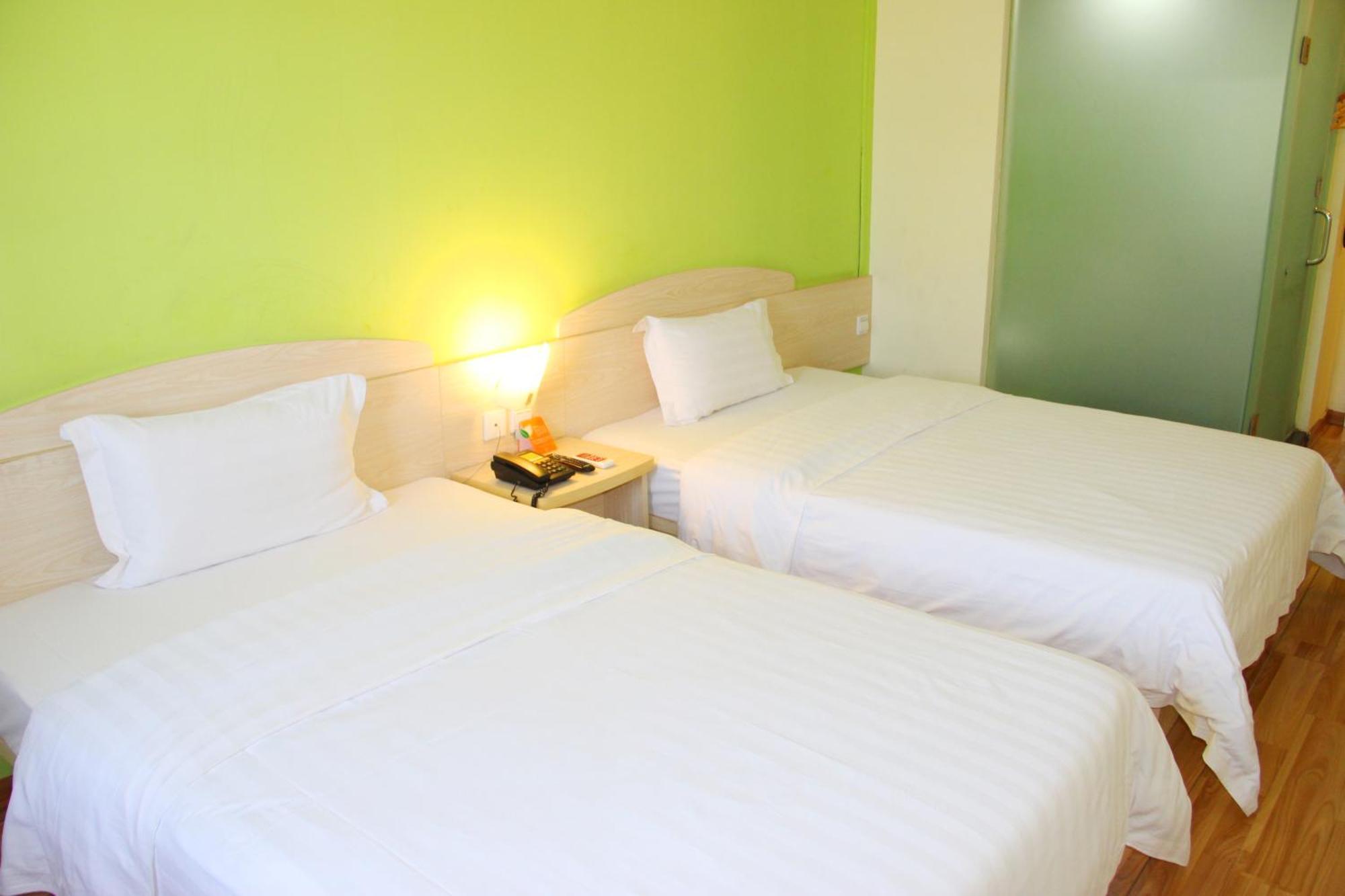 7Days Inn Guangzhou South Railway Station Huijiang Subway Station Екстер'єр фото