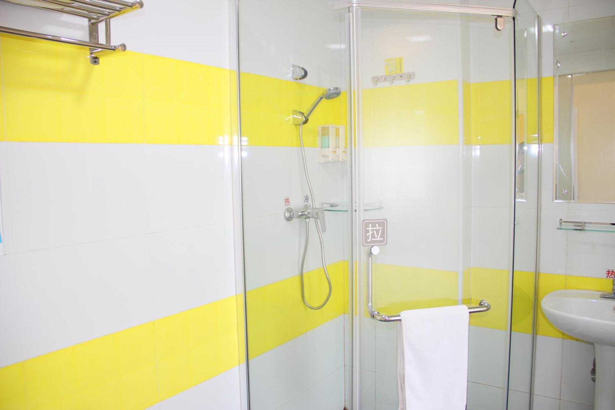 7Days Inn Guangzhou South Railway Station Huijiang Subway Station Екстер'єр фото